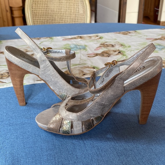 Carlos Santana Leather Metallic Multi-color 5” Heel Sandals - Picture 5 of 8